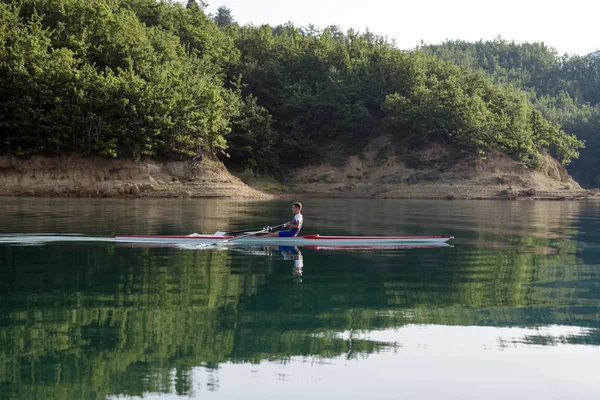 Joven solo scull remando en el lago —  Fotos de Stock