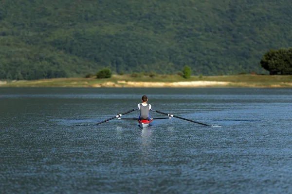 Remo infantil en kayak individual — Foto de Stock