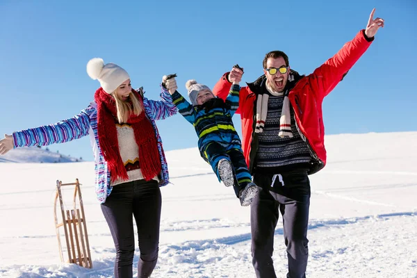 Familia divirtiéndose en un invierno — Foto de Stock