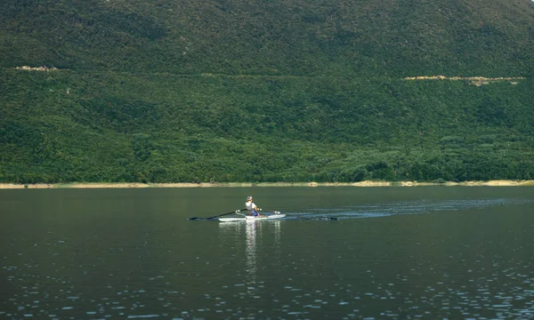 Один весляр на озері — стокове фото