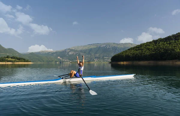 Lo sportivo rema in kayak — Foto Stock