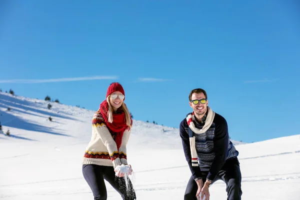 Casal jogando Snowball luta . — Fotografia de Stock