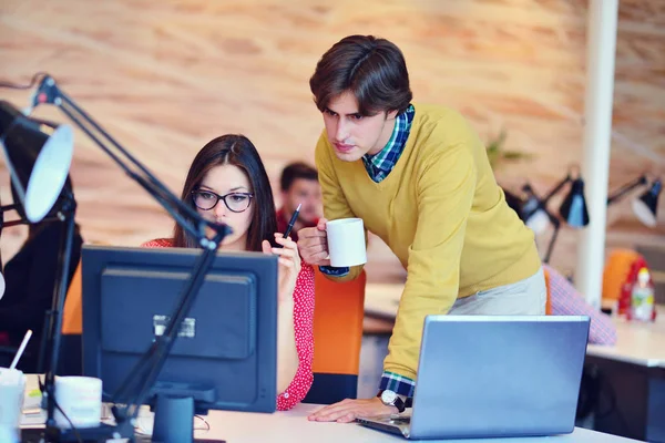 Zakelijk paar werkt op kantoor — Stockfoto