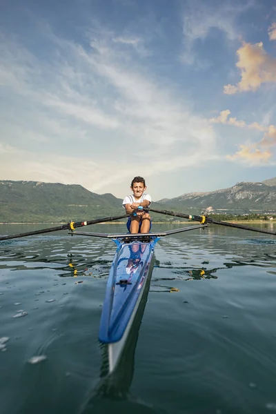 The young sportsman is rowing on the racing kayak — Stock Photo, Image
