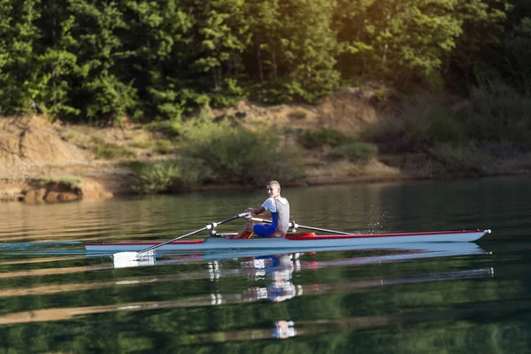 Rameur unique sur le lac — Photo