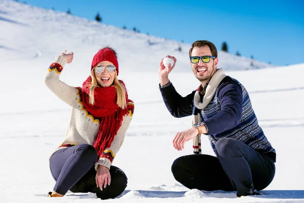 Пара, играющая в Снежок . — стоковое фото