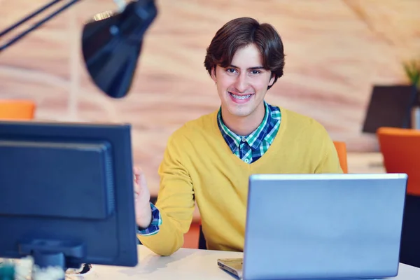 Чоловік працює в офісі на комп'ютері — стокове фото