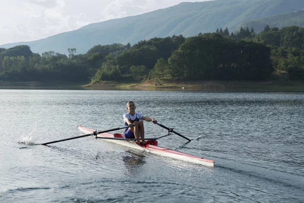 Bambino che rema su kayak singolo — Foto Stock