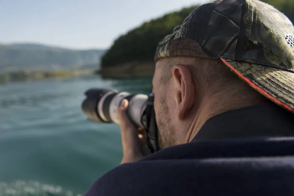 Fotógrafo en la naturaleza tomando fotos — Foto de Stock