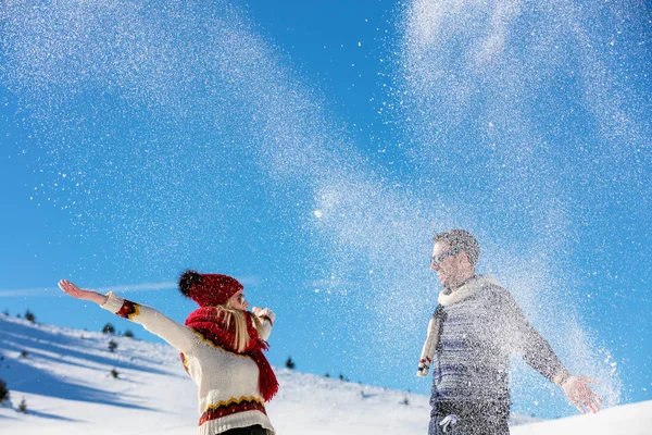 Пара грають сніжки. — стокове фото
