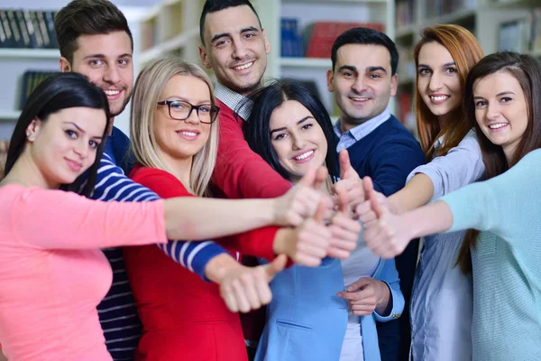 Studenti sorridenti alla macchina fotografica con i pollici in su , — Foto Stock