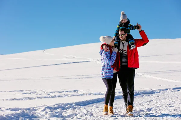 Família se divertindo em um inverno — Fotografia de Stock