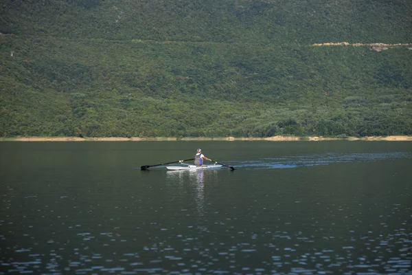 Remador único no lago — Fotografia de Stock