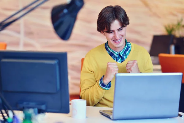 Man working in office on  computer — Stock Photo, Image