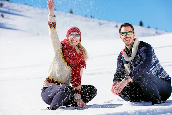 Casal jogando Snowball luta . — Fotografia de Stock