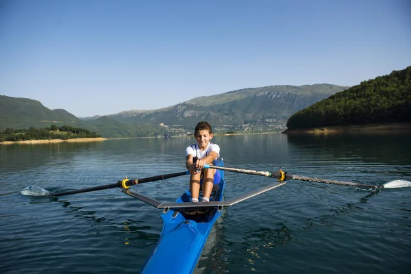 Deportista está remando en kayak —  Fotos de Stock