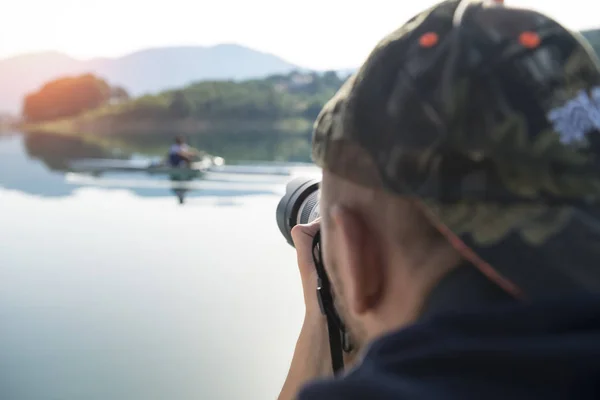 Fotógrafo en la naturaleza tomando fotos — Foto de Stock