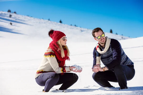 Пара, играющая в Снежок . — стоковое фото