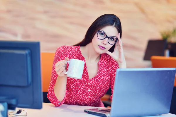 Cansada de excesso de trabalho empresária no escritório — Fotografia de Stock