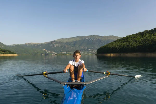 Deportista está remando en kayak — Foto de Stock