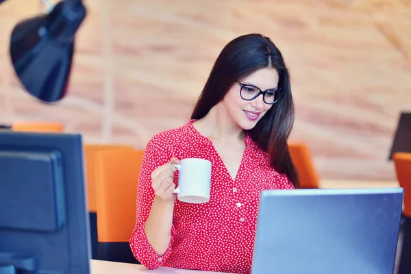 Business woman working at the office — Stock Photo, Image