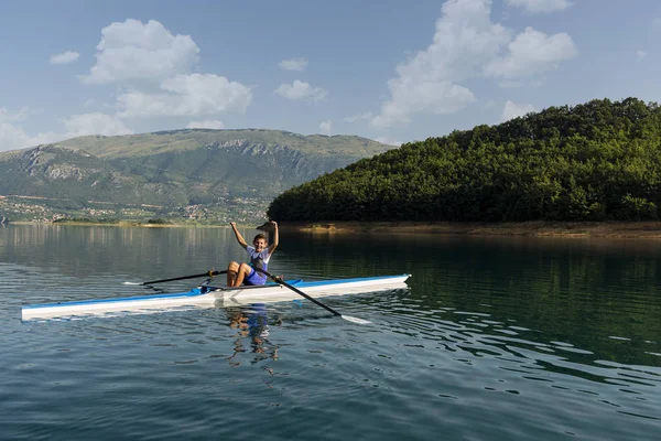 Deportista está remando en kayak —  Fotos de Stock