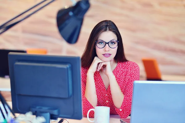 Donna d'affari che lavora in ufficio — Foto Stock