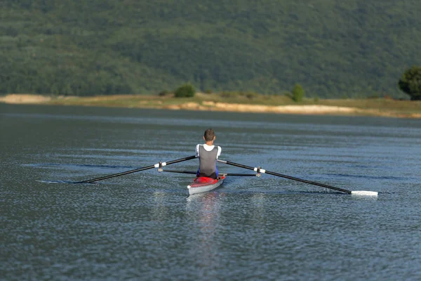 Bambino che rema su kayak singolo — Foto Stock