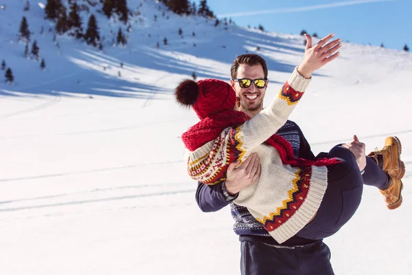 Casal se divertindo na neve — Fotografia de Stock