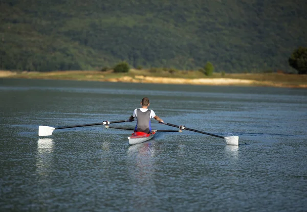 Remo infantil en kayak individual — Foto de Stock