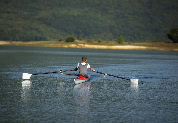 Bambino che rema su kayak singolo — Foto Stock