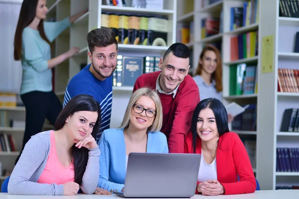 Étudiants travaillant ensemble à la bibliothèque — Photo