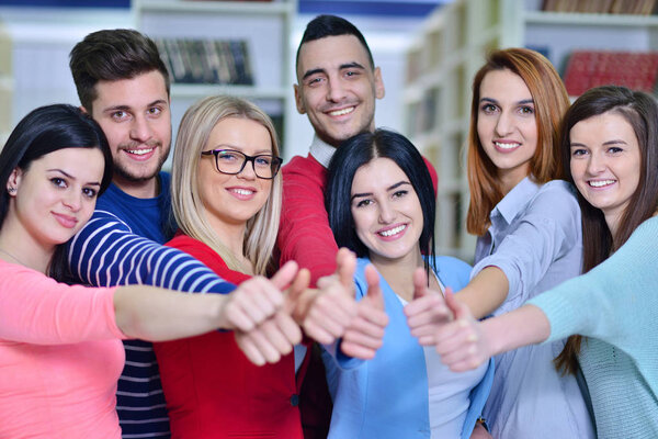 студенты улыбаются в камеру с большими пальцами вверх
,