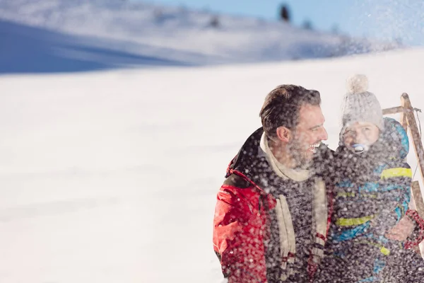 Familia con niño en trineo en invierno — Foto de Stock