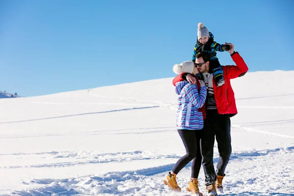 Familia divirtiéndose en un invierno — Foto de Stock