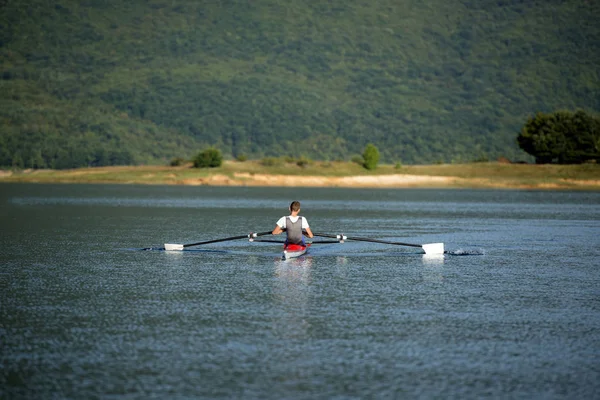 Remo infantil en kayak individual — Foto de Stock