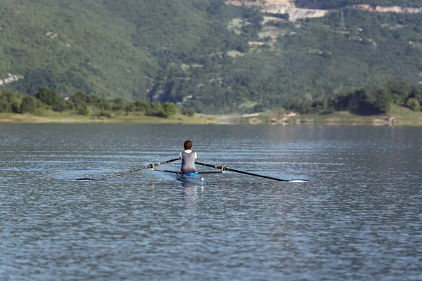 Παιδί κωπηλασία στην ενιαία kayak — Φωτογραφία Αρχείου