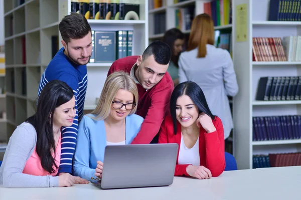 Étudiants travaillant ensemble à la bibliothèque — Photo