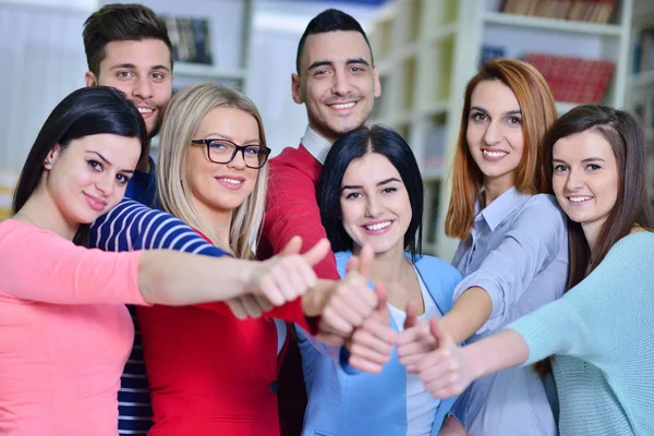 Studenten glimlachend op camera met duimen omhoog, — Stockfoto