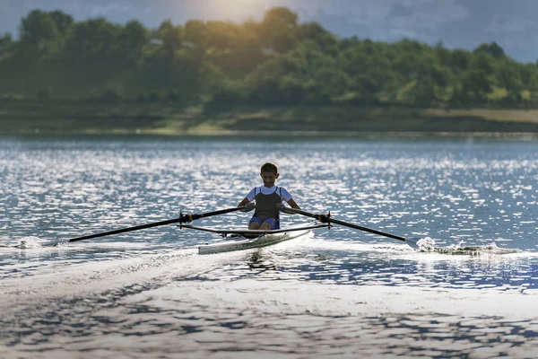 Solo remador en el lago — Foto de Stock