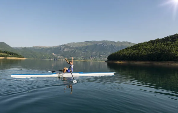 Deportista está remando en kayak —  Fotos de Stock