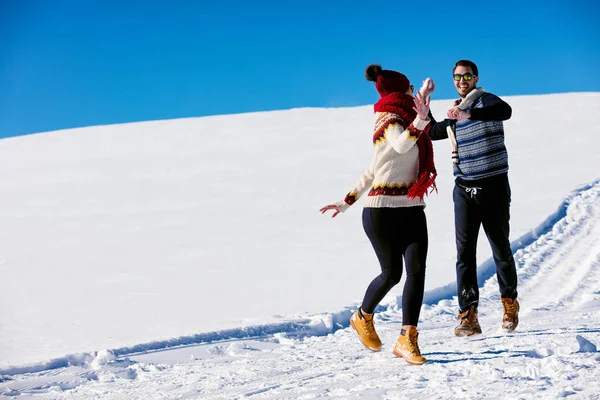 Couple having fun running down slope — Stock Photo, Image