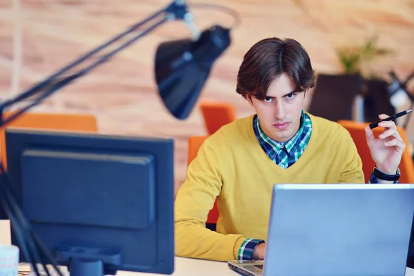 Чоловік працює в офісі на комп'ютері — стокове фото