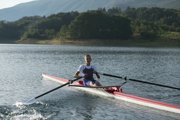 Bambino che rema su kayak singolo — Foto Stock