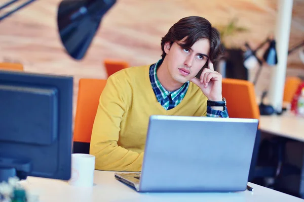 Man working in office on  computer — Stock Photo, Image