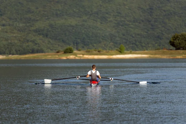 Bambino che rema su kayak singolo — Foto Stock