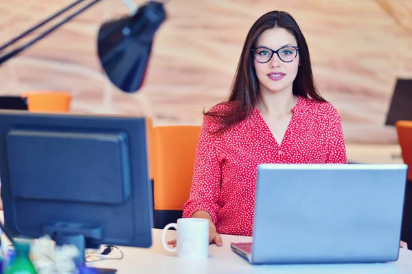 Biznes kobieta pracując w biurze — Zdjęcie stockowe