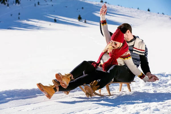 Casal jovem Sledding no inverno — Fotografia de Stock