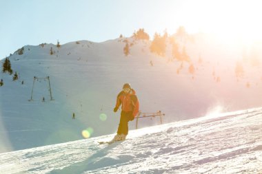 Dağlarda kayak yapan kayakçı.