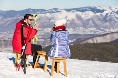 Salon üzerinde piknik bölgesinde oturan Çift 